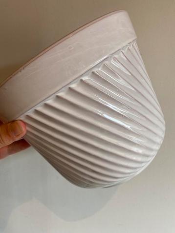 Vintage bloempot ‘Erica’ schuine lijnen 21 ø x 17,5 cm Hoog beschikbaar voor biedingen