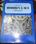 kantklosboek Bobbin lace in photographs ( Cynthia Voysey), Ophalen of Verzenden, Zo goed als nieuw, Boek of Tijdschrift