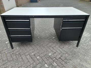 Stalen bureau en tafel (Ahrend) beschikbaar voor biedingen