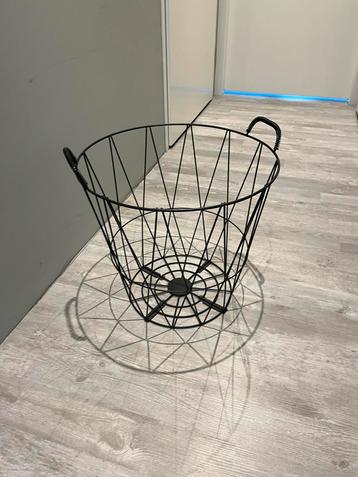 Zwarte metalen mand beschikbaar voor biedingen