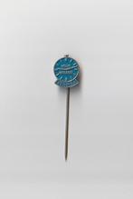 volmetaal speldje Volvo horloges Veringa, Ophalen of Verzenden, Gebruikt, Overige onderwerpen, Speldje of Pin