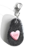 LOVE, Hartjes snoepje geschilderd op een sleutelhanger, Ophalen of Verzenden