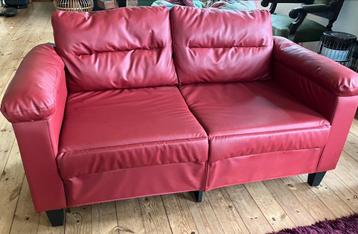 Klein bankje bordeauxrood beschikbaar voor biedingen