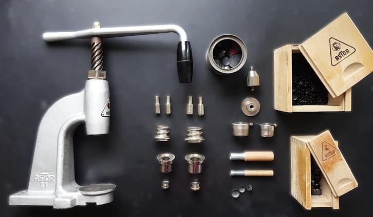 Astor 51 knopenpers met pons- en stansmessen, Hobby en Vrije tijd, Naaimachines en Toebehoren, Gebruikt, Toebehoren, Overige merken