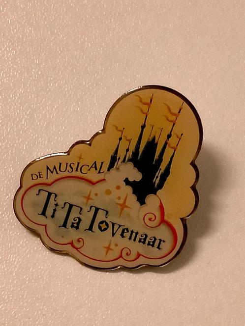Tita Tovenaar de Musical Efteling pretpark park pin logo, Verzamelen, Speldjes, Pins en Buttons, Gebruikt, Verzenden