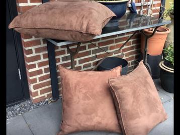 Mooie nubuckleren kussens als nieuw met binnenkussen 50x50cm beschikbaar voor biedingen