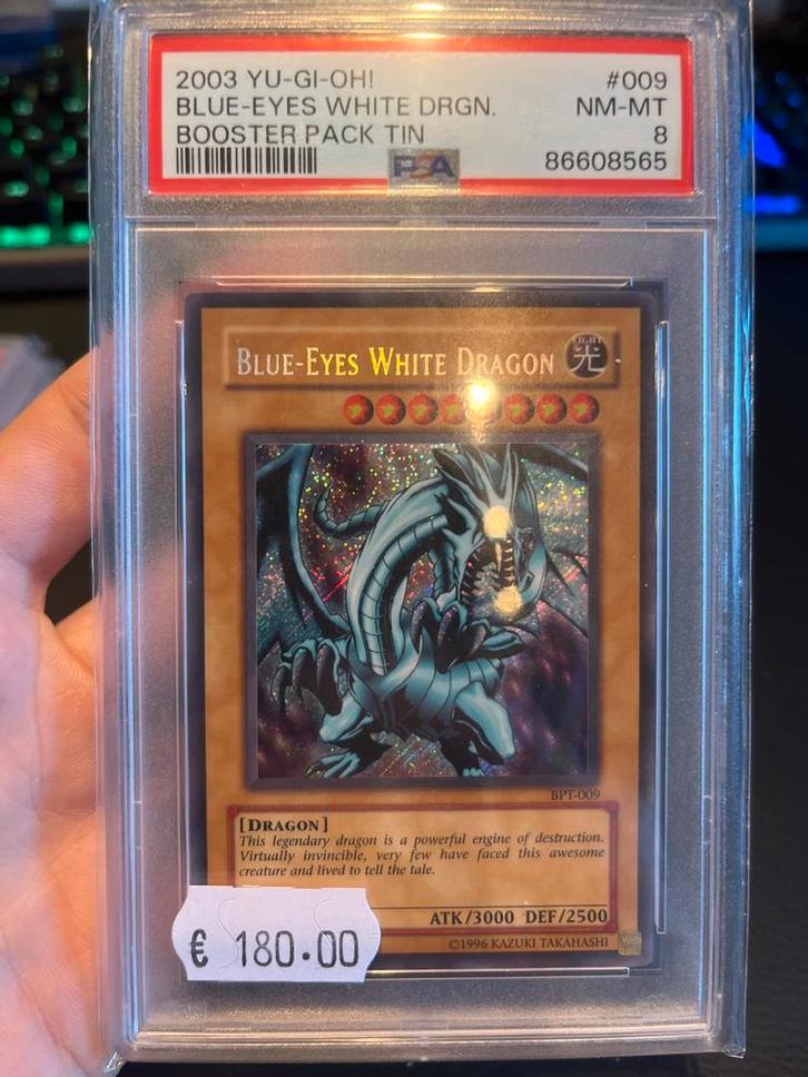 Yu-Gi-Oh! Blue-Eyes White Dragon PSA 8, Hobby en Vrije tijd, Verzamelkaartspellen | Yu-gi-Oh!, Zo goed als nieuw, Losse kaart