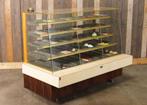 Vintage vitrine toonbank bakker banketbakker jaren ‘60, Met deur(en), 100 tot 150 cm, 100 tot 150 cm, Gebruikt