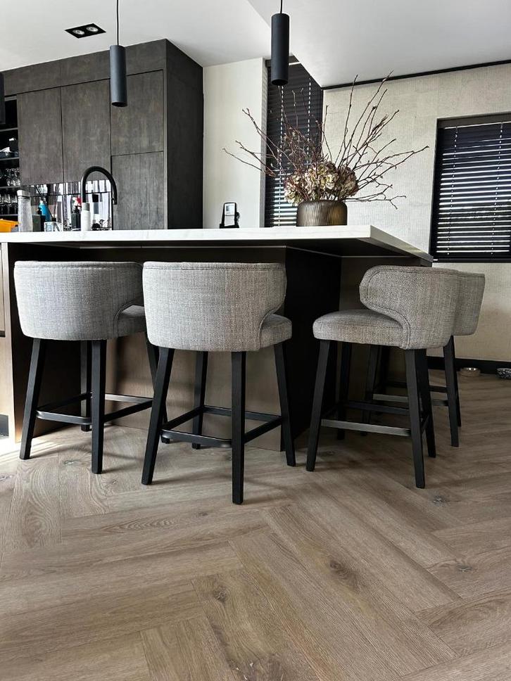 Moderne eetbar krukken, Huis en Inrichting, Barkrukken, Zo goed als nieuw, 60 tot 90 cm, 4 krukken, Met voetsteun, Ophalen