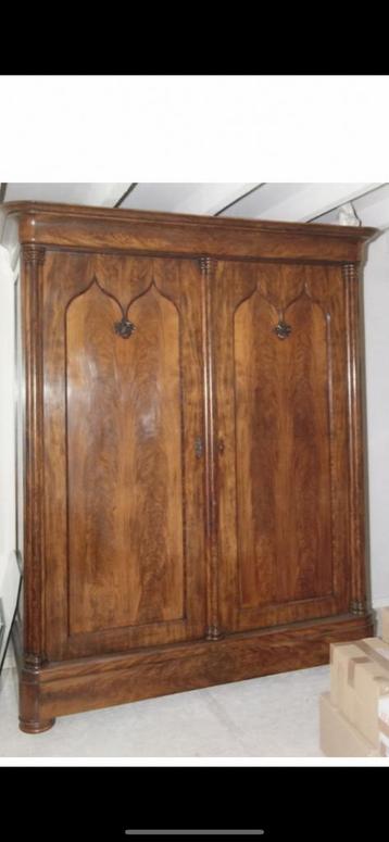 Antieke notenhouten kast beschikbaar voor biedingen