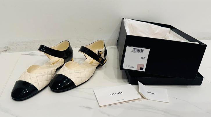 Chanel black and white Mary Janes calfskin leather flats, Kleding | Dames, Schoenen, Zo goed als nieuw, Pumps, Overige kleuren
