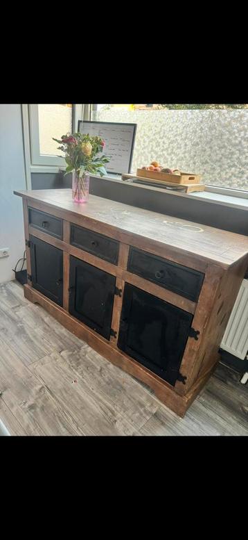 Te koop: robuust houten dressoir beschikbaar voor biedingen