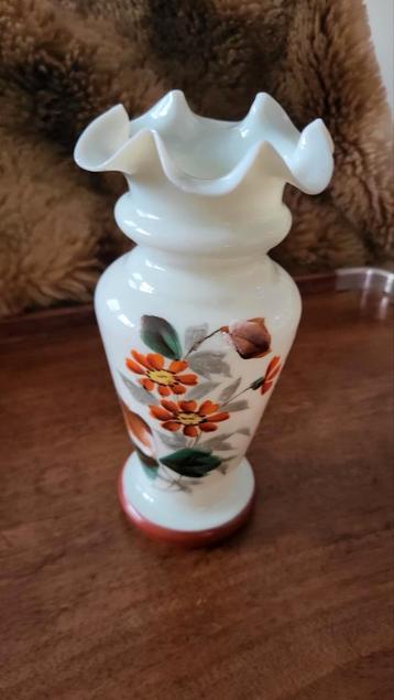Opaline Vaas met Bloemen beschikbaar voor biedingen