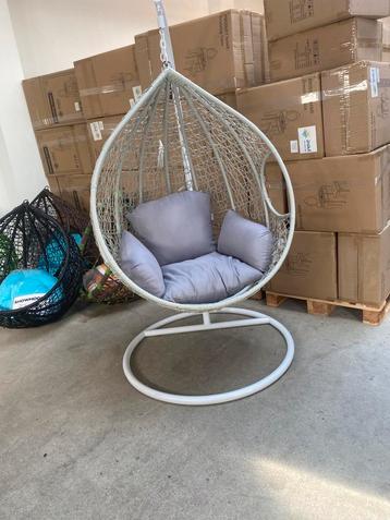 Hangstoel met Frame & Kussen(beschadigingen) beschikbaar voor biedingen