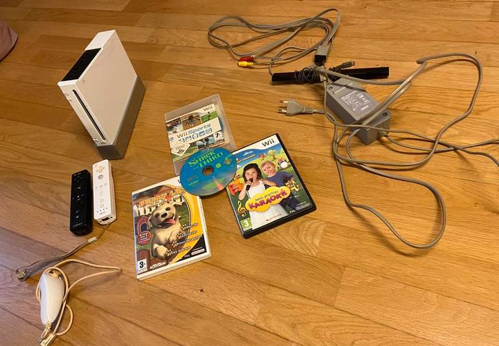 Nintendo Wii console + 4 games, Spelcomputers en Games, Spelcomputers | Nintendo Wii, Zo goed als nieuw, Met 2 controllers, Ophalen of Verzenden