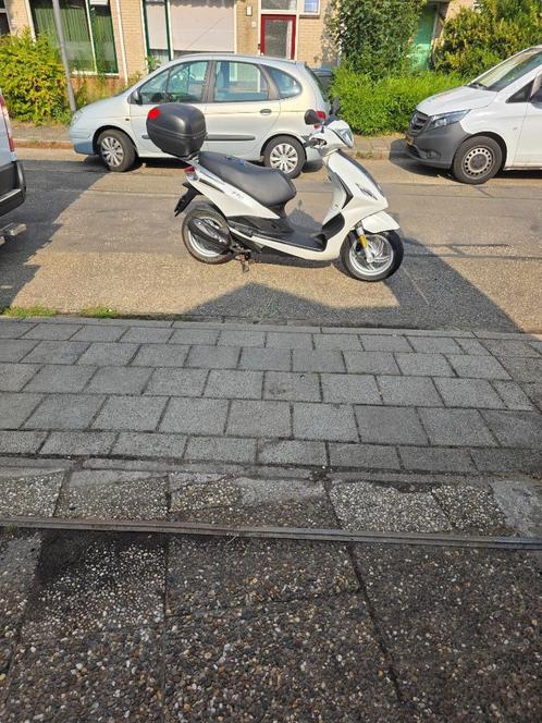 Te koop Piaggio Fly, Fietsen en Brommers, Scooters | Piaggio, Zo goed als nieuw, Fly, Maximaal 25 km/u, Benzine, Ophalen