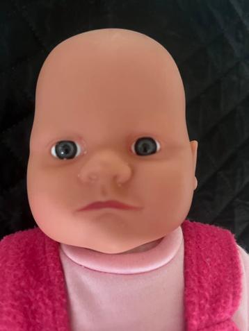 Leuke Babypop met Roze Kleding beschikbaar voor biedingen