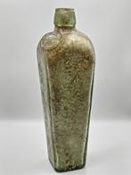 Bodemvondst - Vierkante glazen fles uit rivier bedding, Antiek en Kunst, Antiek | Overige Antiek, Ophalen of Verzenden