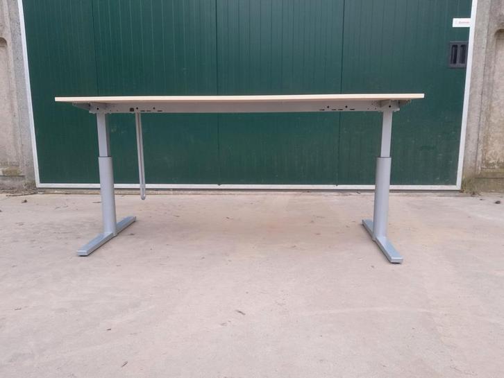 In hoogte verstelbaar Gispen bureau, Huis en Inrichting, Bureaus, Zo goed als nieuw, Ophalen