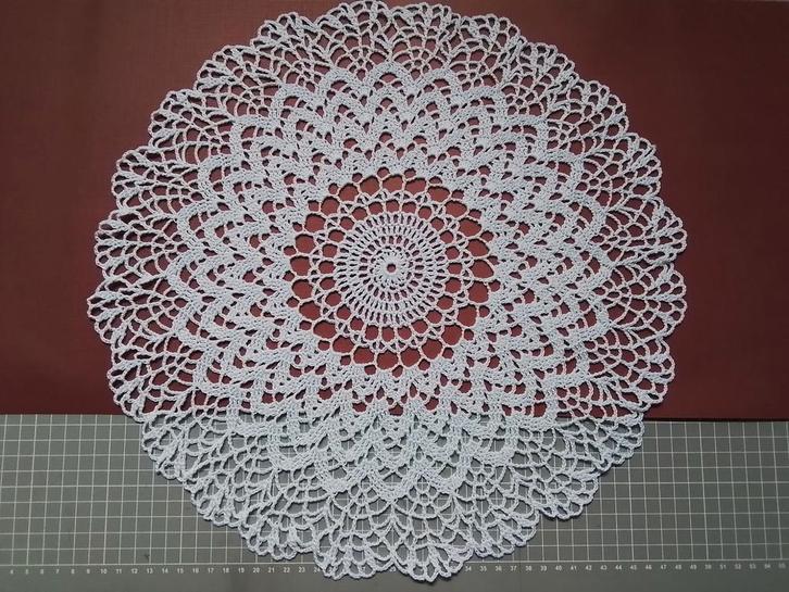 Nieuw gehaakt kleedje 41 cm. Wit., Antiek en Kunst, Antiek | Kleden en Textiel, Ophalen of Verzenden