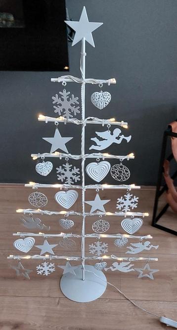 Metalen kerstboompje met verschillende ornamenten en lampj beschikbaar voor biedingen