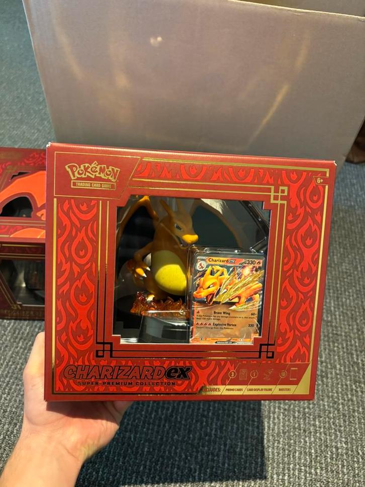 Charizard EX super premium collection box, Hobby en Vrije tijd, Verzamelkaartspellen | Pokémon, Nieuw, Boosterbox, Ophalen of Verzenden