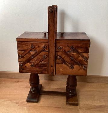 Vintage Houten Naaidoos met standaard beschikbaar voor biedingen