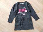 Zgan! Mooi grijs jurkje met koord van Scapino. Mt 110/116, Kinderen en Baby's, Kinderkleding | Maat 110, Meisje, Ophalen of Verzenden