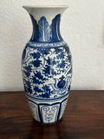 Oude handgemaakte Chinese vaas, blauw wit porselein, Ophalen of Verzenden