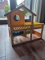 Vrolijk houten poppenhuis, Kinderen en Baby's, Speelgoed | Houten speelgoed, Ophalen, Gebruikt