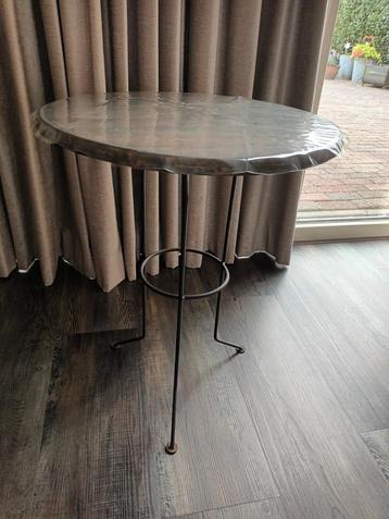Bijzet tafel beschikbaar voor biedingen