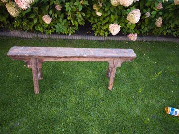 Oude houten bank beschikbaar voor biedingen