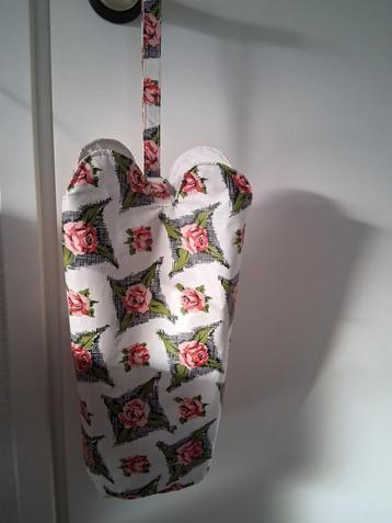 Vintage handwerktas met rozen beschikbaar voor biedingen