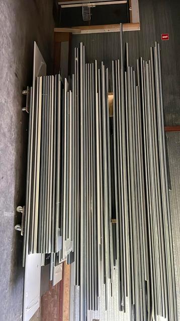 Partij sandwichpanelen 300m2 ral 9005 gifzwart beschikbaar voor biedingen
