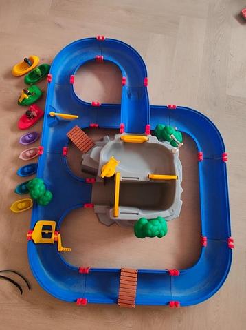 Leuke Aquaplay waterbaan met pomp en bootjes beschikbaar voor biedingen
