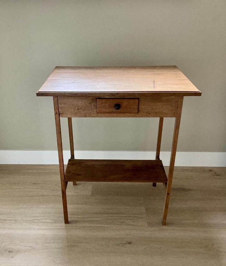 Houten tafeltje uit Grootmoeders tijd met 1 lade., Huis en Inrichting, Tafels | Bijzettafels, Gebruikt, Rechthoekig, 60 cm of meer