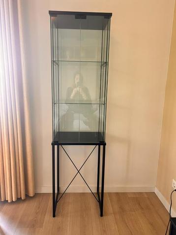Vitrinekast zwart beschikbaar voor biedingen
