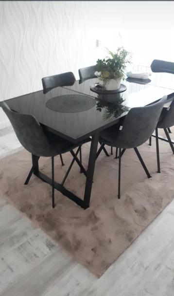 Eettafel met 6 stoelen