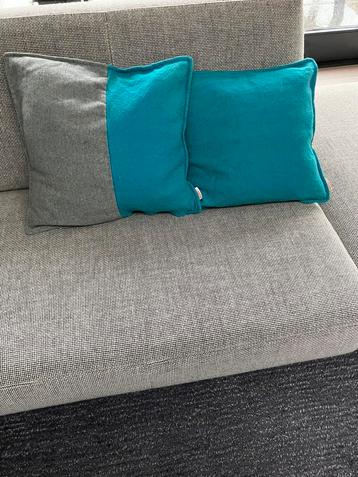 2 sierkussens merk Moot 45x45 beschikbaar voor biedingen