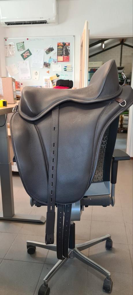 Freeform dkr new basis sb dressuur zadel, Dieren en Toebehoren, Paarden en Pony's | Zadels, Zo goed als nieuw, Dressuur, Ophalen of Verzenden
