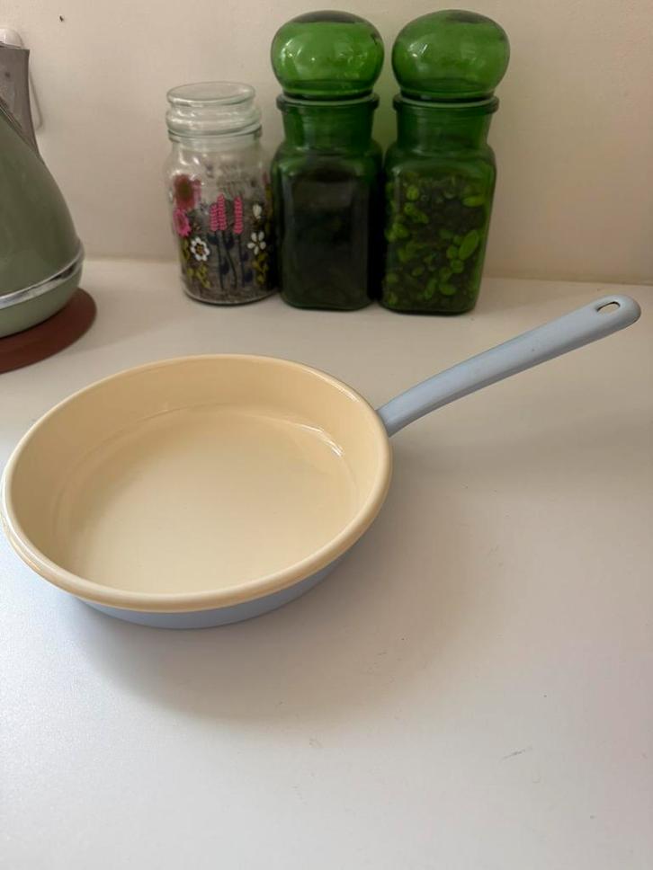 Riess emaille lavendelblauwe (omelet) pan 20 cm, Huis en Inrichting, Keuken | Potten en Pannen, Zo goed als nieuw, Pannenset, Ophalen of Verzenden