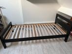 Bed (Capri, NOUS living) en Bureau (ABBETVED, Jysk), Ophalen, 85 tot 100 cm, Zo goed als nieuw, Lattenbodem