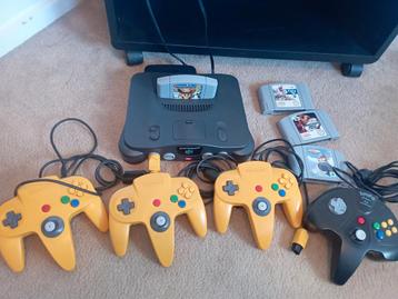 Nintendo 64 met 4 controllers en 4 spellen in goede staat. beschikbaar voor biedingen