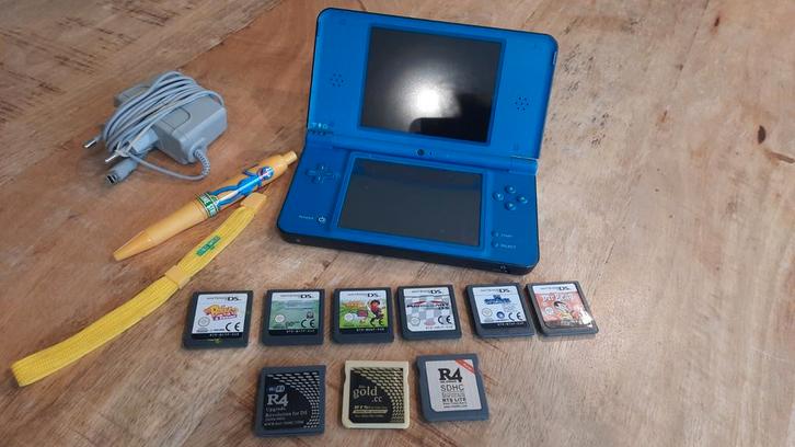 Nintendo DSI XL met lader, Sesamstraat pen en veel spellen, Spelcomputers en Games, Spelcomputers | Nintendo DS, Gebruikt, Dsi XL