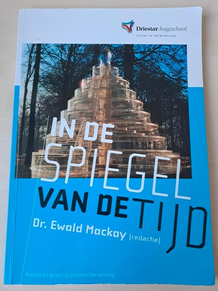 In de spiegel van de tijd (Dr. Ewald Mackay), Boeken, Studieboeken en Cursussen, Zo goed als nieuw, HBO, Ophalen of Verzenden