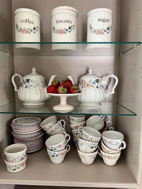 Spring fields servies Wood & Sons Jenny Rhodes Lente velden, Huis en Inrichting, Keuken | Servies, Gebruikt, Compleet servies