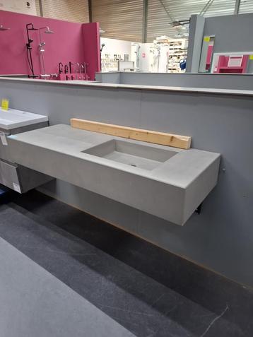 Betonnen wastafel beschikbaar voor biedingen