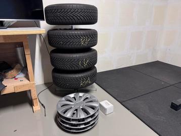 Keurige set Continental winterbanden op velg (195/60 R15) beschikbaar voor biedingen