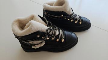 Chanel Snow Boots - Luxe Winterlaarzen van Leer en Shearling beschikbaar voor biedingen