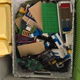 Grote bak LEGO met bouwplaat beschikbaar voor biedingen